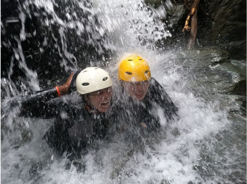 【1組貸し切り】キャニオニング！シャワークライミング＆ウォータースライダー ★写真・動画付き★の紹介画像