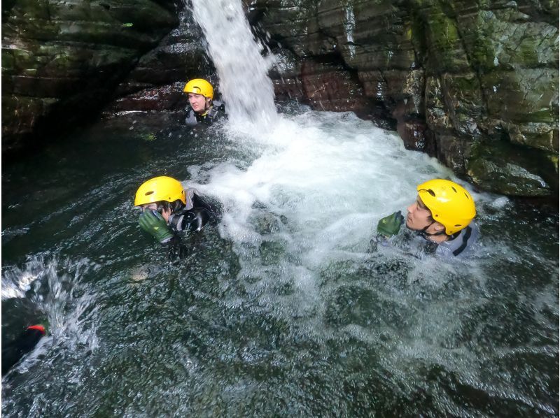 [1 group reserved] Canyoning! Shower climbing & water slide ★Photos and videos included★の紹介画像