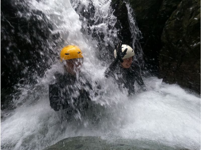 【1組貸し切り】キャニオニング！シャワークライミング＆ウォータースライダー ★写真・動画付き★の紹介画像