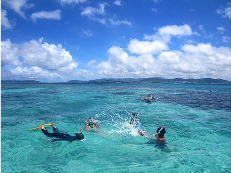[เกาะอิชิงากิจังหวัดโอกินาวา] เพลิดเพลินไปกับทัศนียภาพอันงดงามของสีฟ้าและสีเขียวด้วยการดำน้ำตื้นและพายเรือคายัค! ทัวร์เกาะอิชิงากิสุดยอดวิว 1 วันの紹介画像