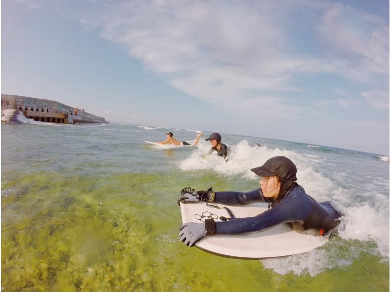 [冲绳-Chatan]对于初学者，孩子的参与是好的♪身体冲浪板经验课程（120分钟）の紹介画像