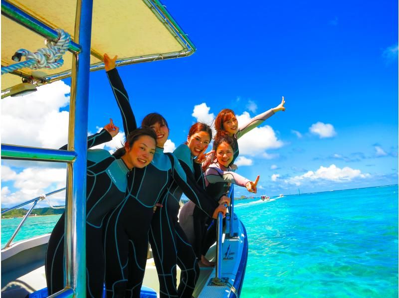 [Okinawa, Onna Village] Blue Cave Snorkeling & Churaumi Experience Diving SET | Guide is fully reserved, so even beginners can feel safe and easy to move around! Boat tourの紹介画像