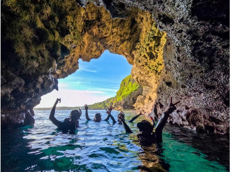 [Okinawa, Onna Village] Blue Cave Snorkeling & Churaumi Experience Diving SET | Guide is fully reserved, so even beginners can feel safe and easy to move around! Boat tourの紹介画像