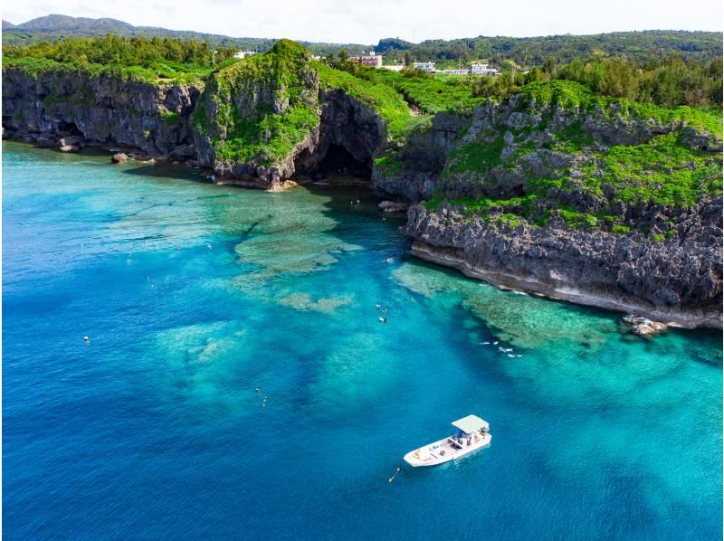 [Okinawa, Onna Village] Blue Cave Snorkeling & Churaumi Experience Diving SET | Guide is fully reserved, so even beginners can feel safe and easy to move around! Boat tourの紹介画像