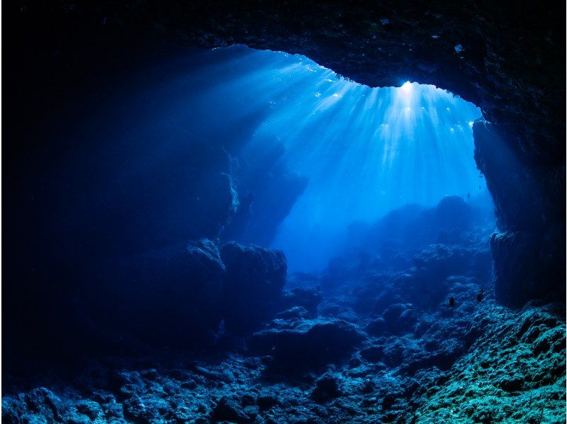 [Okinawa, Onna Village] Blue Cave Snorkeling ♪ A mysterious underwater world adventure! (Easy-to-move boats available / Guides are fully reserved for beginners)の紹介画像