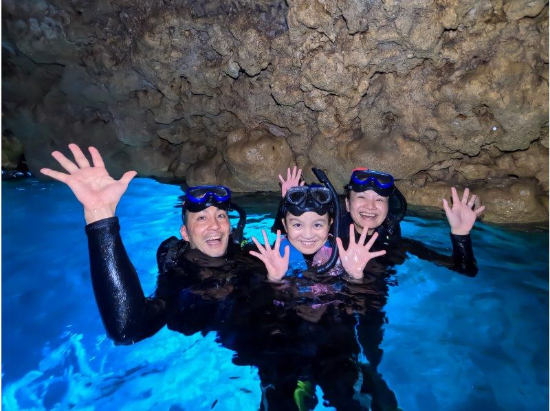 [Okinawa, Onna Village] Blue Cave Snorkeling ♪ A mysterious underwater world adventure! (Easy-to-move boats available / Guides are fully reserved for beginners)の紹介画像