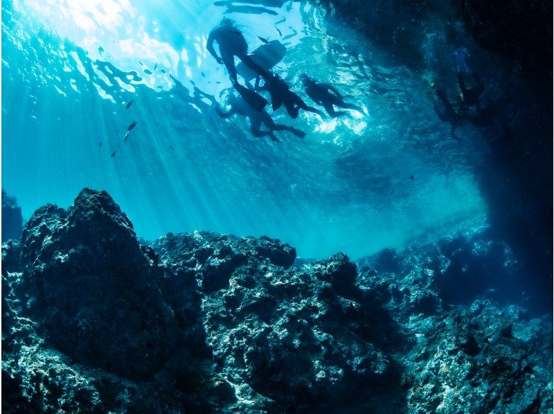 [Okinawa, Onna Village] Blue Cave Snorkeling ♪ A mysterious underwater world adventure! (Easy-to-move boats available / Guides are fully reserved for beginners)の紹介画像