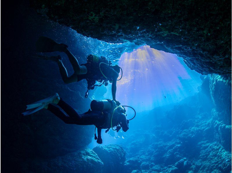 [Okinawa, Onna Village] Experience diving in the mysterious Blue Cave (1 dive, fully chartered guide, easy-to-move boat, guided over 1,500 people last year)の紹介画像