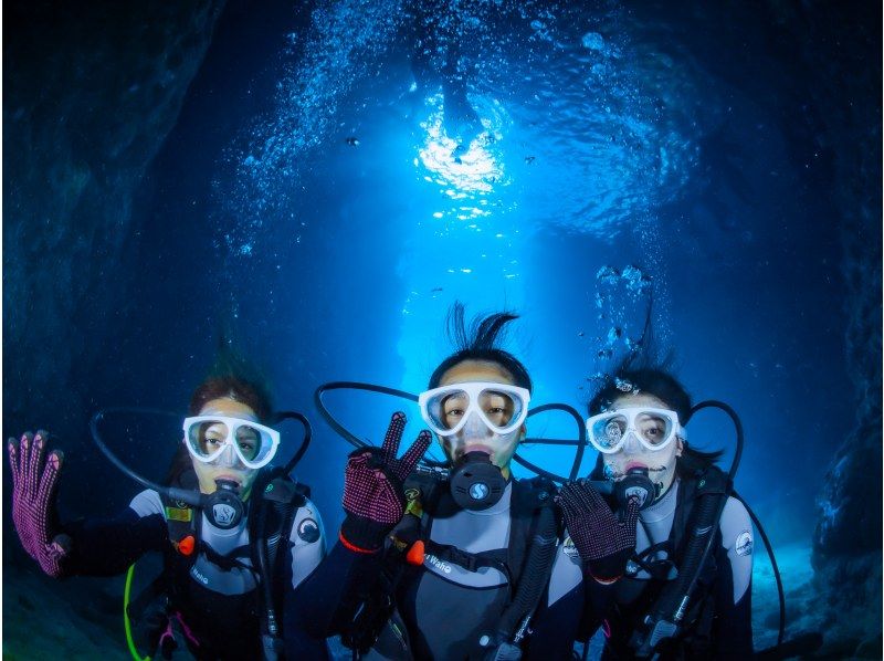 [Okinawa, Onna Village] Experience diving in the mysterious Blue Cave (1 dive, fully chartered guide, easy-to-move boat, guided over 1,500 people last year)の紹介画像