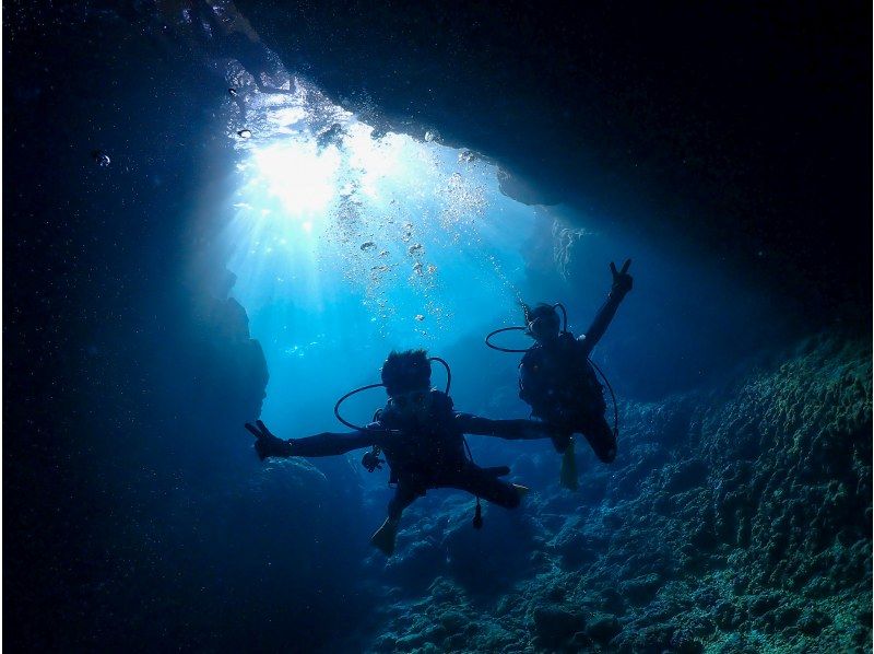 [Okinawa, Onna Village] Experience diving in the mysterious Blue Cave (1 dive, fully chartered guide, easy-to-move boat, guided over 1,500 people last year)の紹介画像