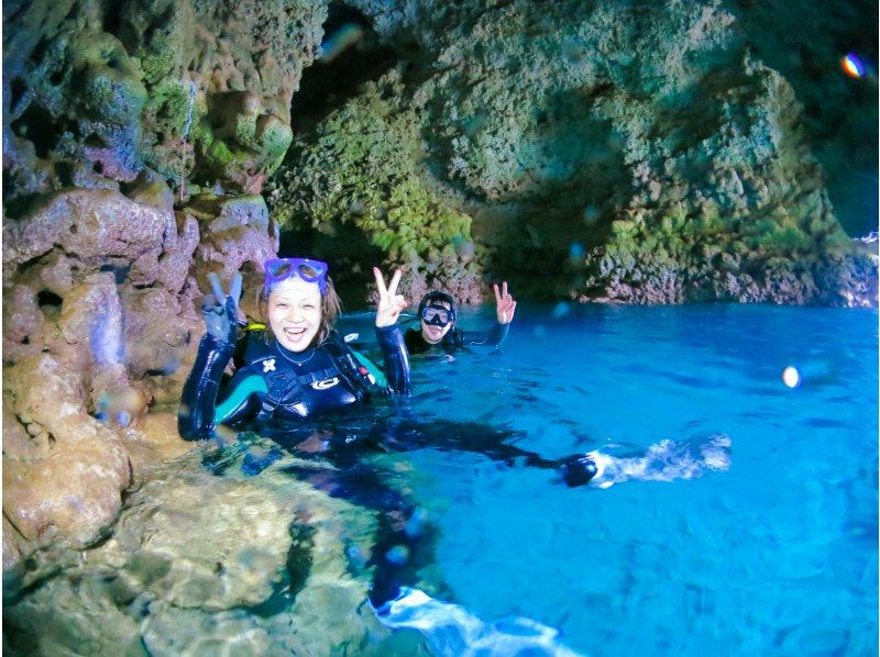 [Okinawa, Onna Village] Experience diving in the mysterious Blue Cave (1 dive, fully chartered guide, easy-to-move boat, guided over 1,500 people last year)の紹介画像