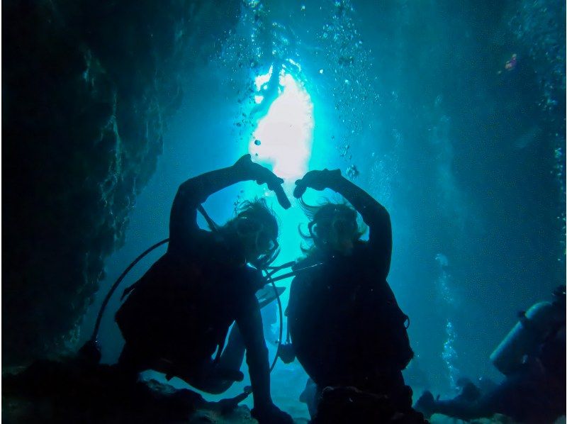 [Okinawa, Onna Village] Experience diving in the mysterious Blue Cave (1 dive, fully chartered guide, easy-to-move boat, guided over 1,500 people last year)の紹介画像