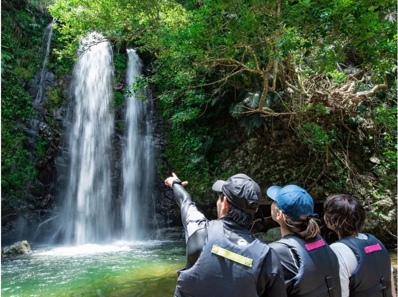 SALE! [Okinawa, Yanbaru] Exhilarating! River trekking with waterfall jumps, Tarzan, and tree swings (high-quality photos and video recording included / ages 3 and up)の紹介画像