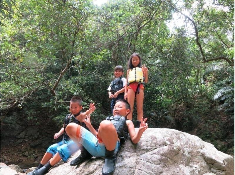 SALE! [Okinawa, Yanbaru] Exhilarating! River trekking with waterfall jumps, Tarzan, and tree swings (high-quality photos and video recording included / ages 3 and up)の紹介画像