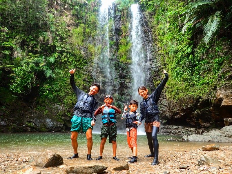 沖縄の事業者「冒険島」が実施するリバートレッキングの様子