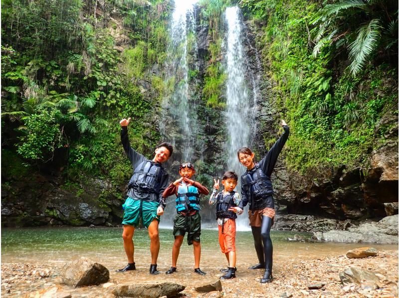 [Okinawa Yanbaru] Exhilarating! River trekking with waterfall jumps, Tarzan, tree swings, etc. (High-quality photos and video recording included / 3 years old and above / 3 hours)の紹介画像