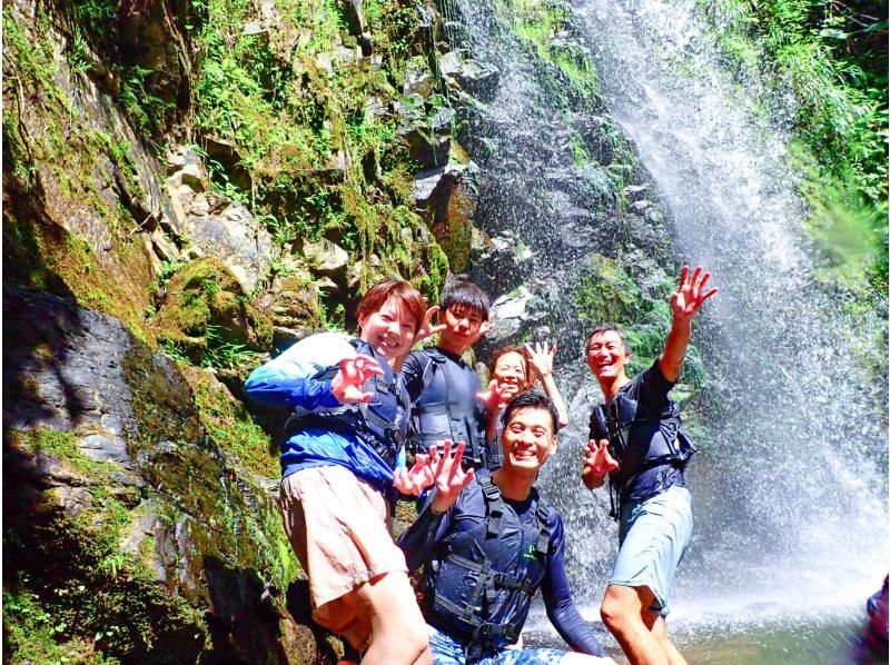 [Okinawa Yanbaru] Exhilarating! River trekking with waterfall jumps, Tarzan, tree swings, etc. (High-quality photos and video recording included / 3 years old and above / 3 hours)の紹介画像