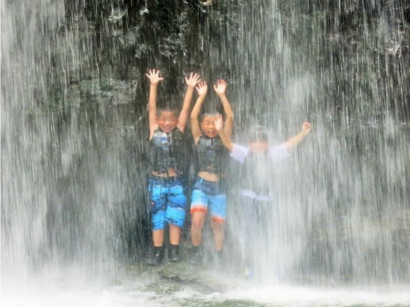 SALE! [Okinawa, Yanbaru] Exhilarating! River trekking with waterfall jumps, Tarzan, and tree swings (high-quality photos and video recording included / ages 3 and up)の紹介画像