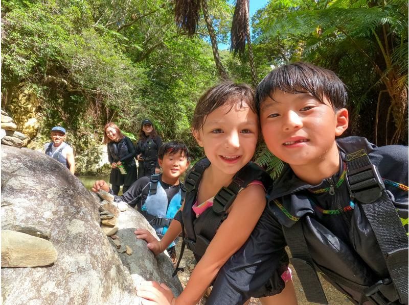 [Okinawa Yanbaru] Exhilarating! River trekking with waterfall jumps, Tarzan, tree swings, etc. (High-quality photos and video recording included / 3 years old and above / 3 hours)の紹介画像