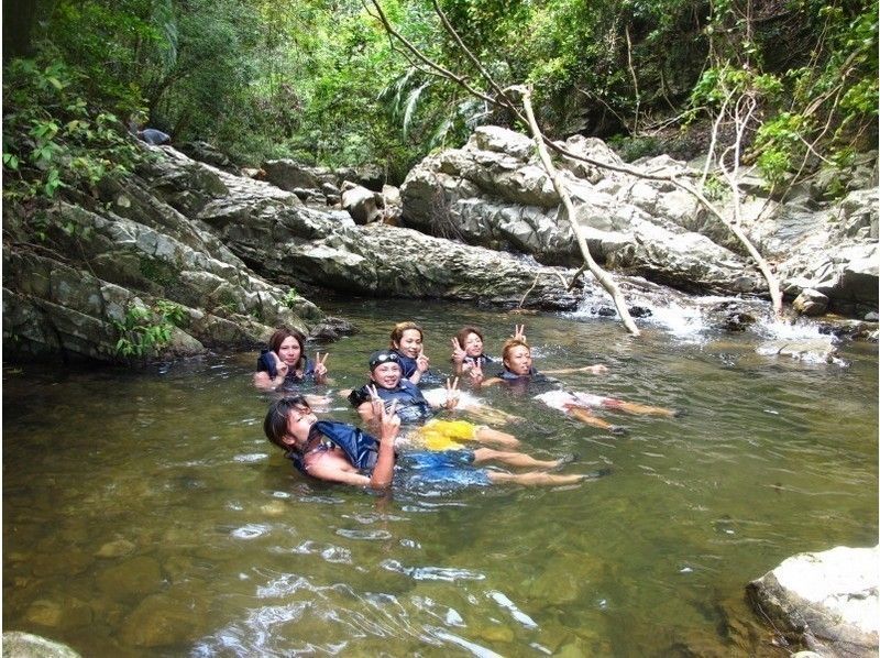 SALE! [Okinawa, Yanbaru] Exhilarating! River trekking with waterfall jumps, Tarzan, and tree swings (high-quality photos and video recording included / ages 3 and up)の紹介画像