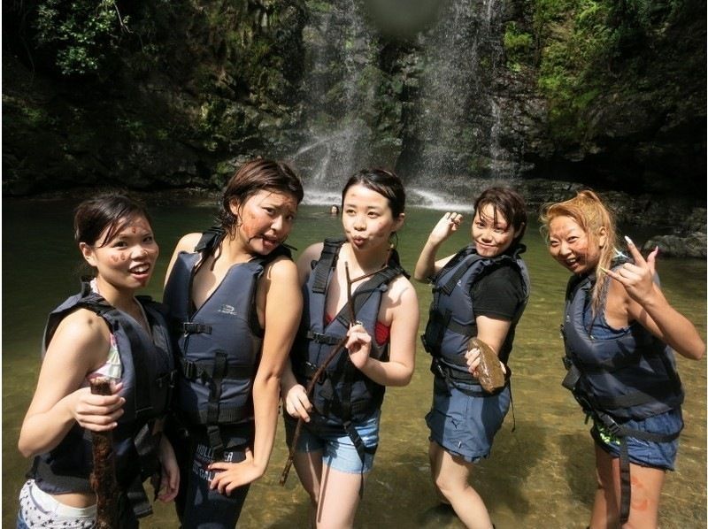 SALE! [Okinawa, Yanbaru] Exhilarating! River trekking with waterfall jumps, Tarzan, and tree swings (high-quality photos and video recording included / ages 3 and up)の紹介画像