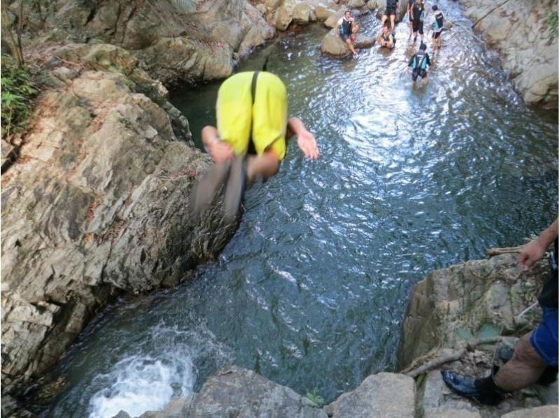 SALE! [Okinawa, Yanbaru] Exhilarating! River trekking with waterfall jumps, Tarzan, and tree swings (high-quality photos and video recording included / ages 3 and up)の紹介画像