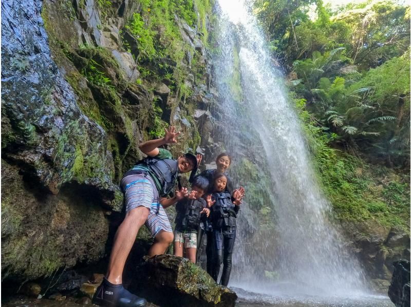 [Okinawa Yanbaru] Exhilarating! River trekking with waterfall jumps, Tarzan, tree swings, etc. (High-quality photos and video recording included / 3 years old and above / 3 hours)の紹介画像