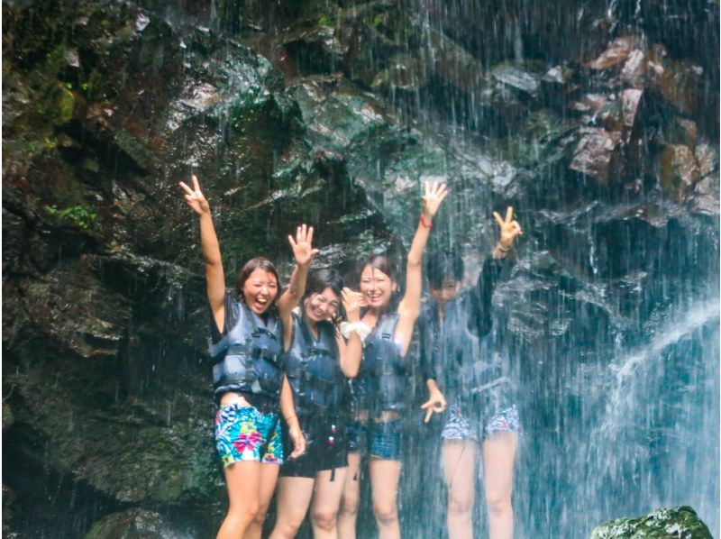 SALE! [Okinawa, Yanbaru] Exhilarating! River trekking with waterfall jumps, Tarzan, and tree swings (high-quality photos and video recording included / ages 3 and up)の紹介画像