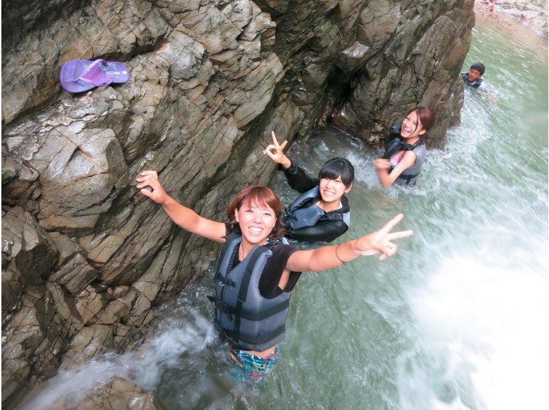 SALE! [Okinawa, Yanbaru] Exhilarating! River trekking with waterfall jumps, Tarzan, and tree swings (high-quality photos and video recording included / ages 3 and up)の紹介画像