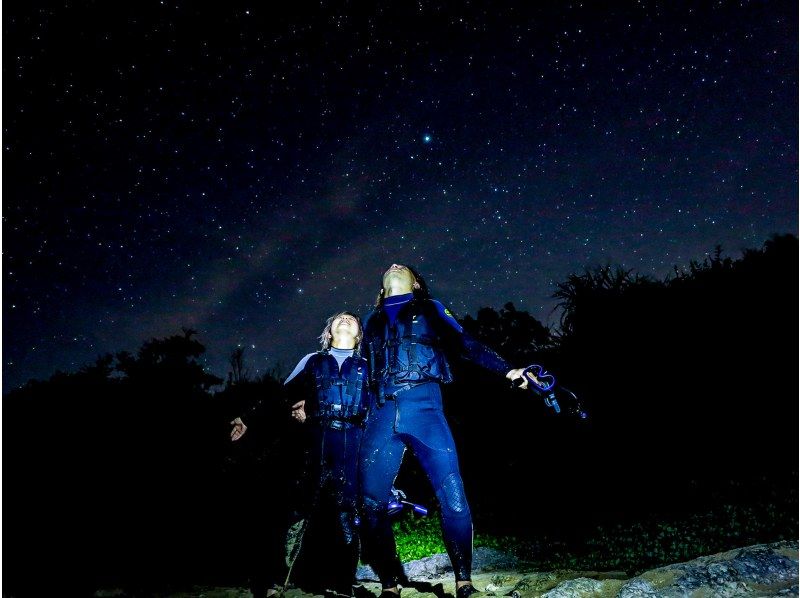 【沖縄・恩納村】夜光虫＆星空ナイトシュノーケル｜輝く星空の下で幻想的なシュノーケルと、洞窟探検や輝く不思議な夜光虫観察♪の紹介画像