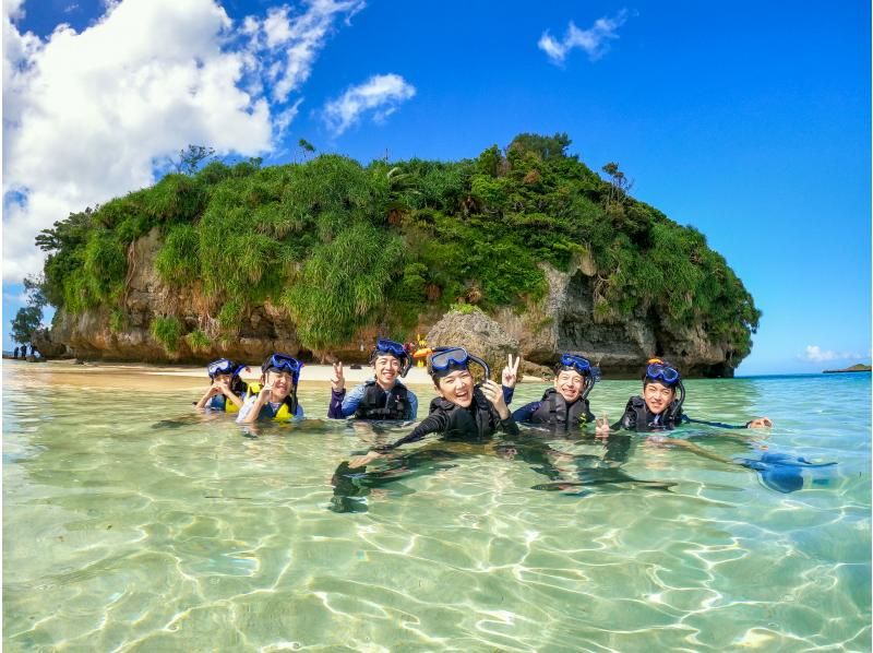 [Onna Village] Uninhabited Island Sea Kayaking & Coral and Tropical Fish Snorkeling (High-quality photography service / Beginner-friendly guide / Feeding experience included)の紹介画像