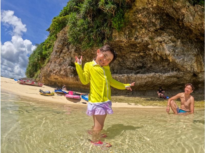 [Onna Village] Uninhabited Island Sea Kayaking & Coral and Tropical Fish Snorkeling (High-quality photography service / Beginner-friendly guide / Feeding experience included)の紹介画像