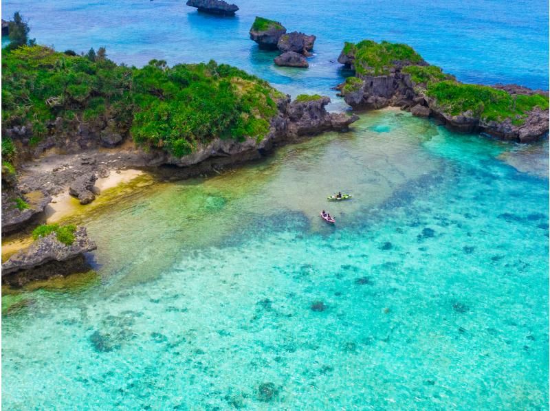 [Onna Village] Uninhabited Island Sea Kayaking & Coral and Tropical Fish Snorkeling (High-quality photography service / Beginner-friendly guide / Feeding experience included)の紹介画像