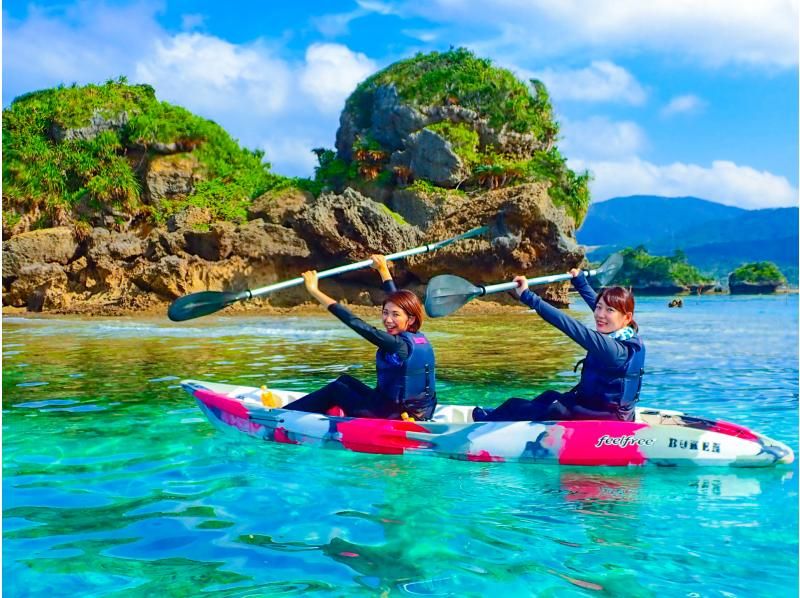 [Onna Village] Uninhabited Island Sea Kayaking & Coral and Tropical Fish Snorkeling (High-quality photography service / Beginner-friendly guide / Feeding experience included)の紹介画像