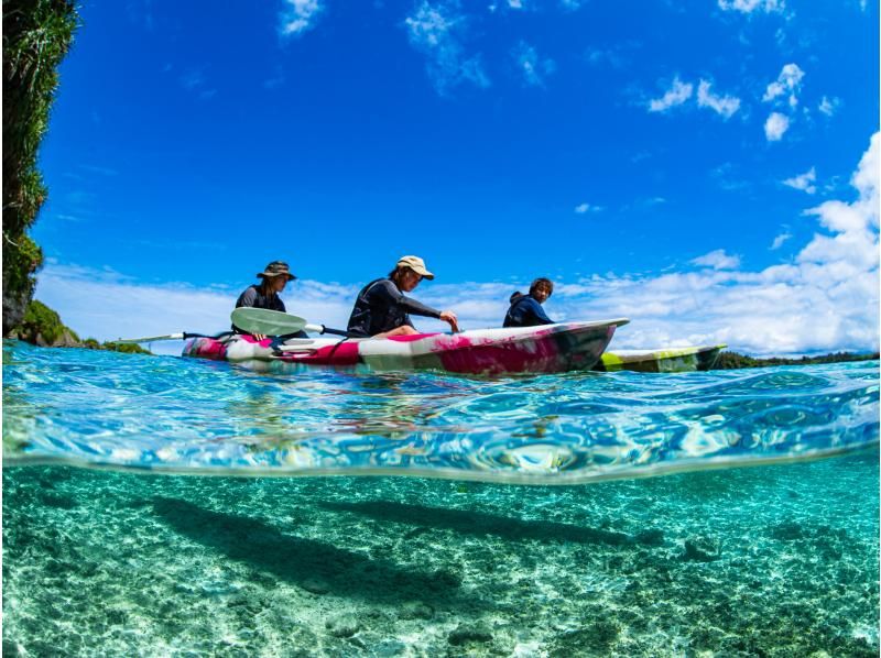 [Onna Village] Uninhabited Island Sea Kayaking & Coral and Tropical Fish Snorkeling (High-quality photography service / Beginner-friendly guide / Feeding experience included)の紹介画像