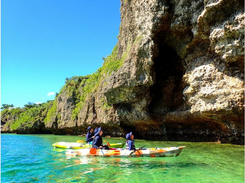 [Onna Village] Uninhabited Island Sea Kayaking & Coral and Tropical Fish Snorkeling (High-quality photography service / Beginner-friendly guide / Feeding experience included)の紹介画像