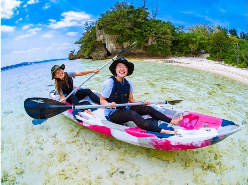 [Onna Village] Uninhabited Island Sea Kayaking & Coral and Tropical Fish Snorkeling (High-quality photography service / Beginner-friendly guide / Feeding experience included)の紹介画像