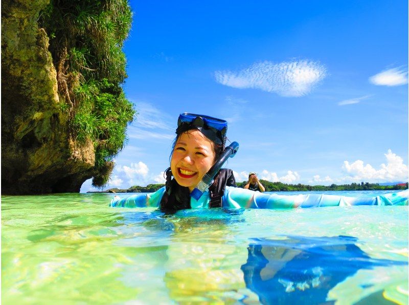 [Onna Village] Uninhabited Island Sea Kayaking & Coral and Tropical Fish Snorkeling (High-quality photography service / Beginner-friendly guide / Feeding experience included)の紹介画像