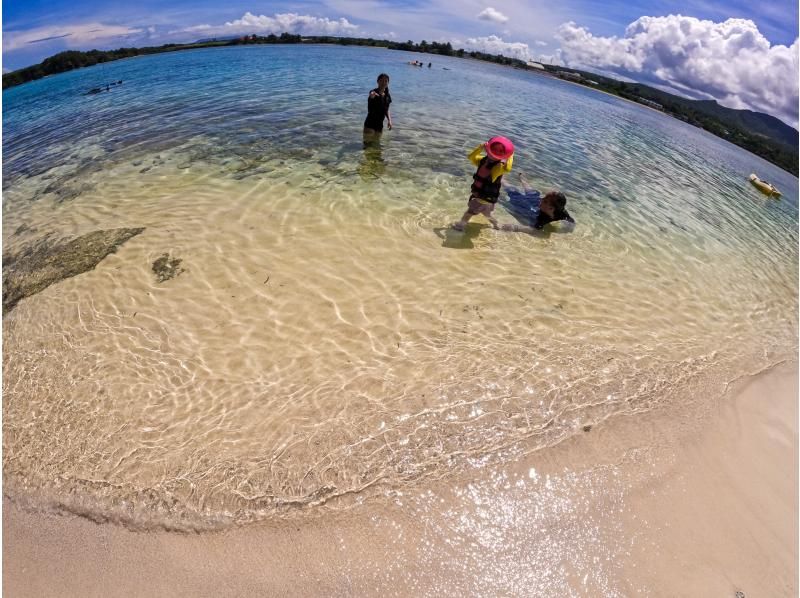 [Onna Village] Uninhabited Island Sea Kayaking & Coral and Tropical Fish Snorkeling (High-quality photography service / Beginner-friendly guide / Feeding experience included)の紹介画像