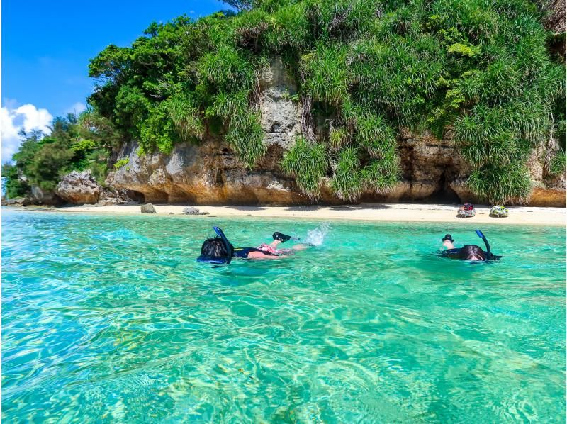 [Onna Village] Uninhabited Island Sea Kayaking & Coral and Tropical Fish Snorkeling (High-quality photography service / Beginner-friendly guide / Feeding experience included)の紹介画像