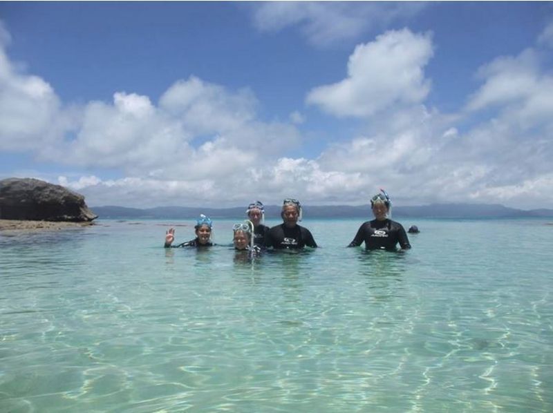 [Okinawa ・ Ishigaki island 】 Exquisite snorkeling surrounded by lots of tropical fish! (half-day course)の紹介画像