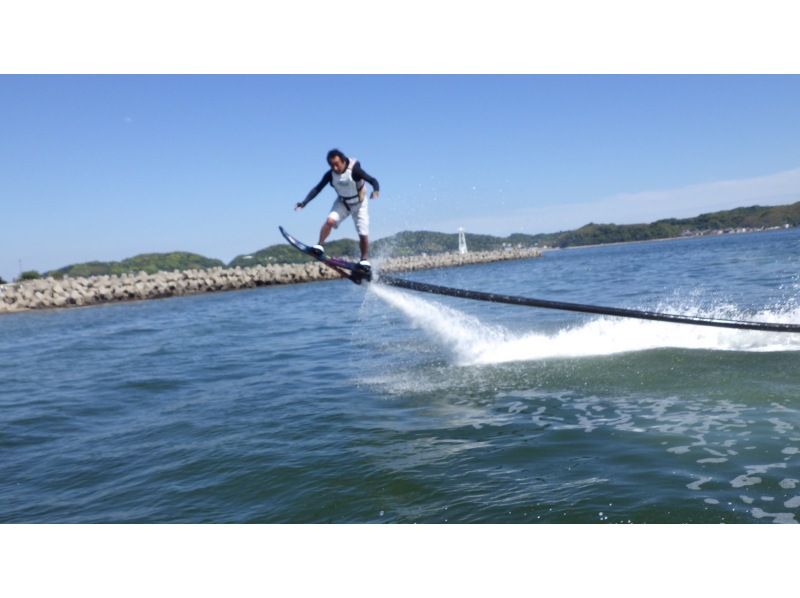 【愛知・三河湾・西尾】横ノリ系ボードで飛ぶ　ウォーターホバーボード体験コース　お１人さまOKの紹介画像