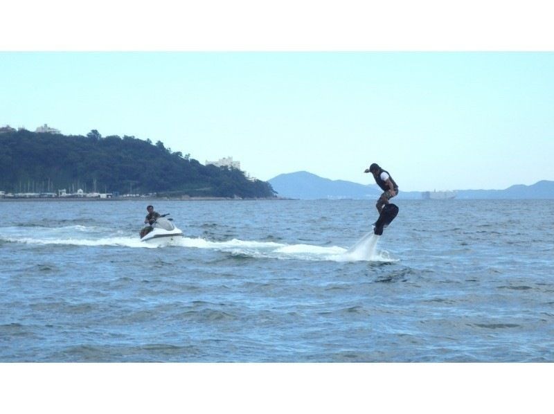 【愛知・三河湾・西尾】横ノリ系ボードで飛ぶ　ウォーターホバーボード体験コース　お１人さまOKの紹介画像