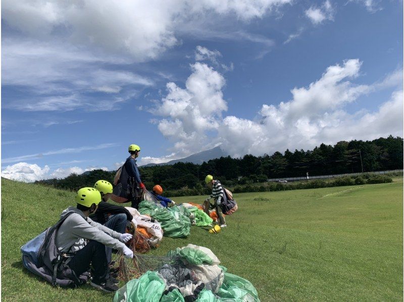 [静冈/富士宫] ★当地优惠券经销商★欢迎初学者！滑翔伞休闲半天体验飞行课程の紹介画像