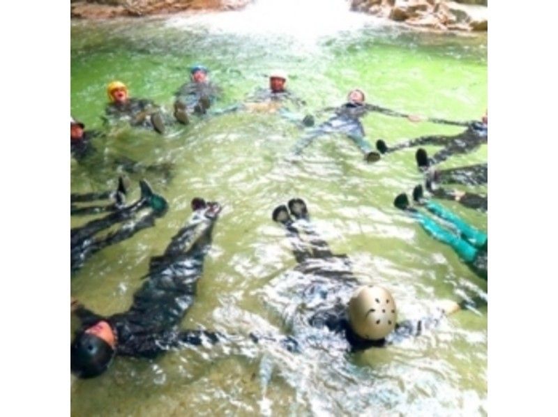 【5歳からなんとかOK！三重・キャニオニング】美しい水に輝く白い景色！癒やしの渓谷！水晶谷の紹介画像