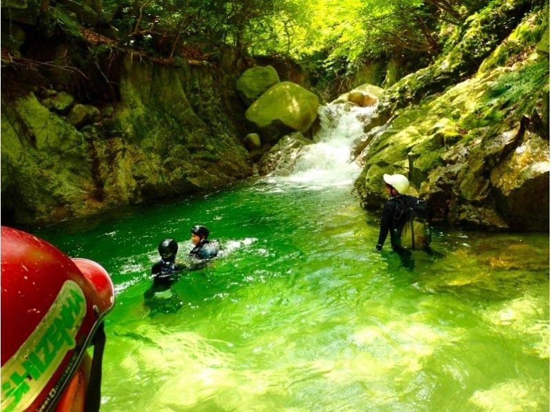 【5歳からなんとかOK！三重・キャニオニング】美しい水に輝く白い景色！癒やしの渓谷！水晶谷の紹介画像