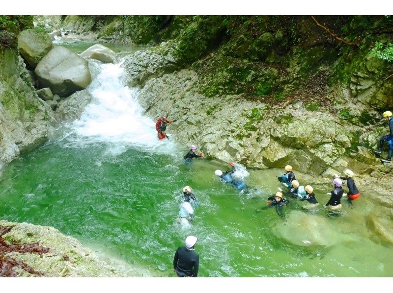 【5歳からなんとかOK！三重・キャニオニング】美しい水に輝く白い景色！癒やしの渓谷！水晶谷の紹介画像