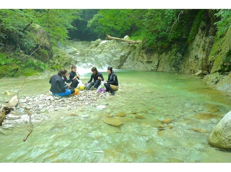 【5歳からなんとかOK！三重・キャニオニング】美しい水に輝く白い景色！癒やしの渓谷！水晶谷の紹介画像