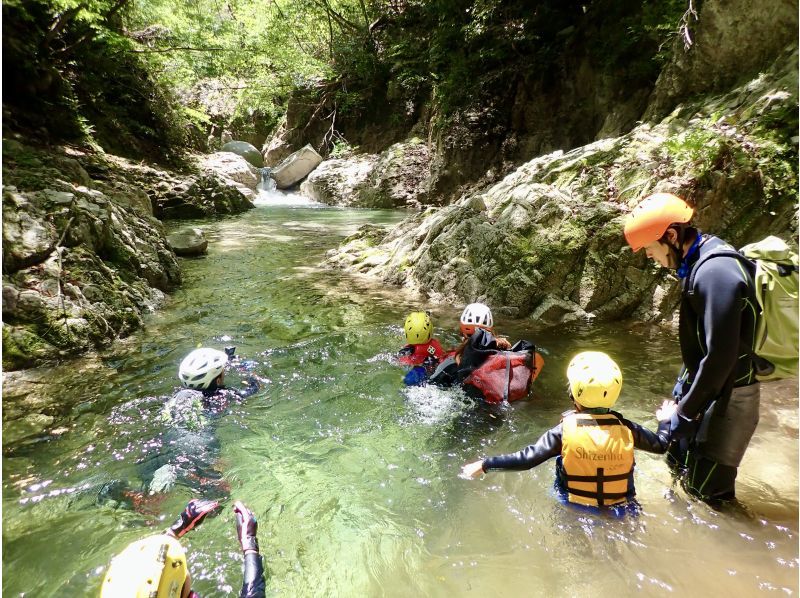 【5歳からなんとかOK！三重・キャニオニング】美しい水に輝く白い景色！癒やしの渓谷！水晶谷の紹介画像