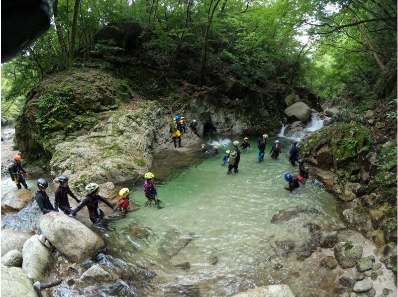 【5歳からなんとかOK！三重・キャニオニング】美しい水に輝く白い景色！癒やしの渓谷！水晶谷の紹介画像